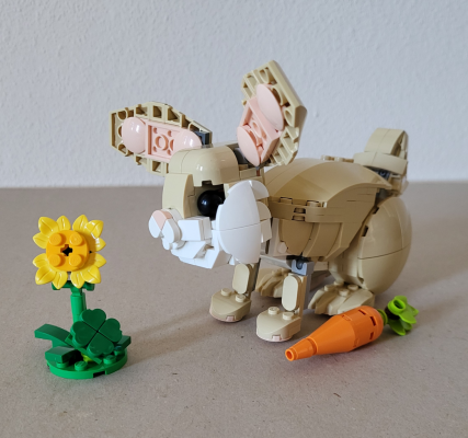 Osterhase mit Blume und Karotte Seitenansicht