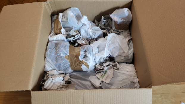 Karton mit eingepackten Teilen