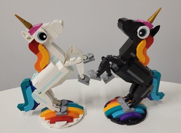 Weißes und schwarzes Einhorn